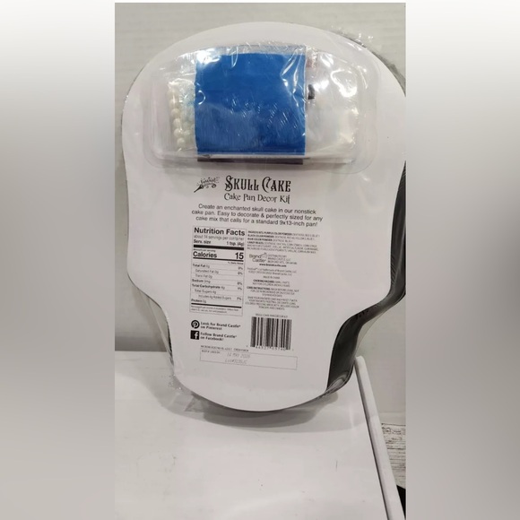 Skull cake pan decor kit(nwt)…hard to find..reusable… - Picture 5 of 7